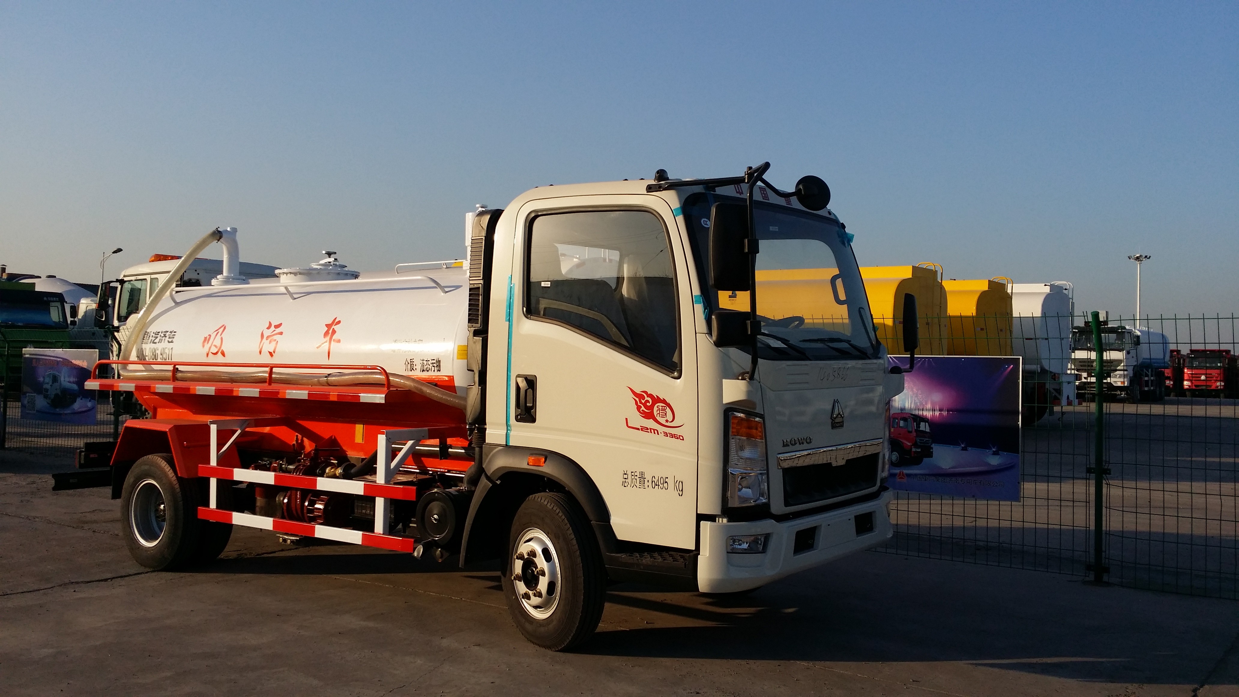 Camion d'enlèvement d'eaux d'égout de CBM 266HP du blanc 8, camion-citerne aspirateur d'aspiration d'eaux d'égout de la cabine HW76