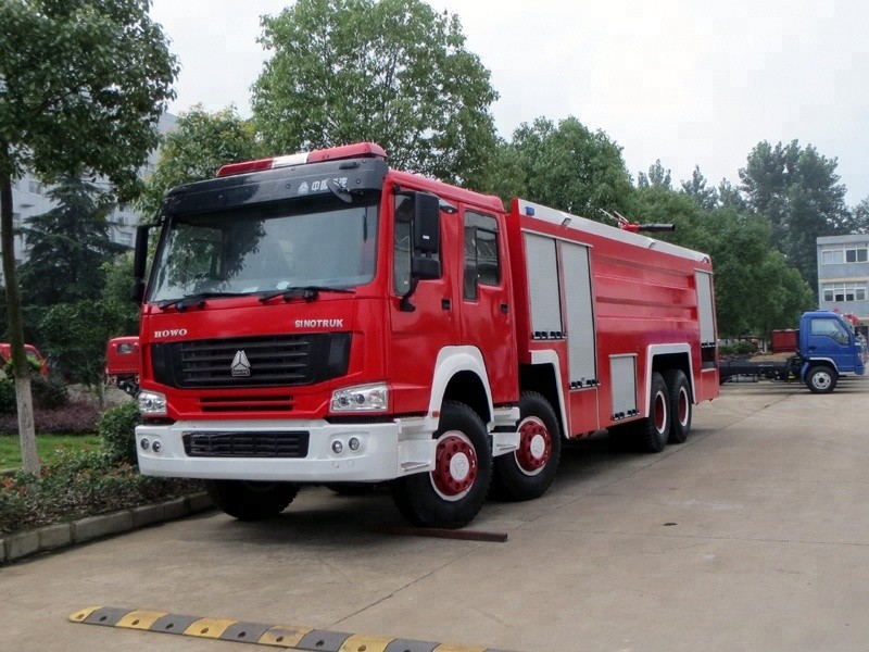 24 camions de sapeur-pompier de mousse de l'eau de la tonne 8x4, moteur lourd de série du camion de pompiers D10 de délivrance