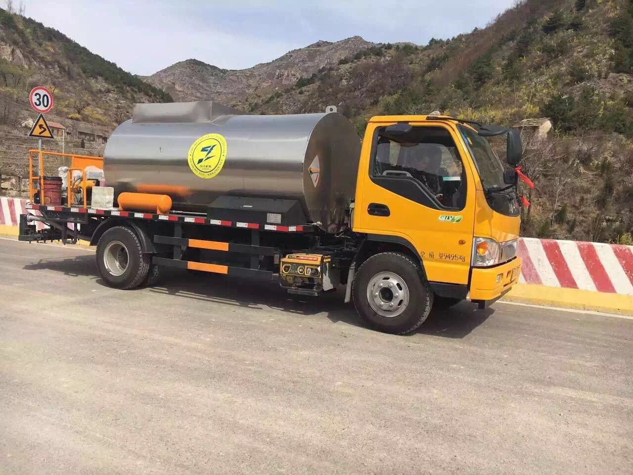 Asphalte ÉTOILÉ d'équipement de construction de routes d'asphalte pavant la largeur de distribution des camions 6m