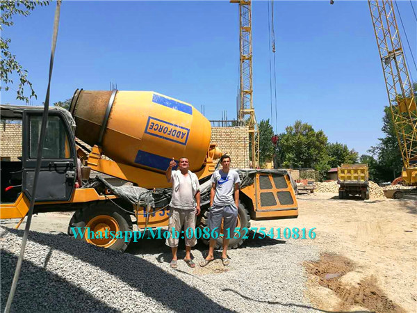 Individu concret hydraulique de matériel de construction chargeant le mélangeur concret mobile