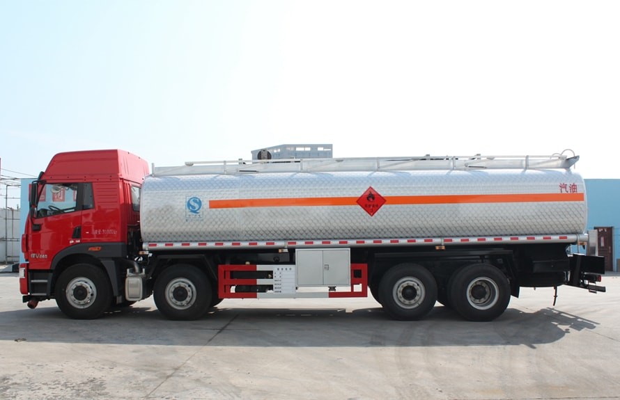 Capacité du camion 30cbm de pétrolier de l'acier au carbone FAW J6 8x4 une garantie d'an