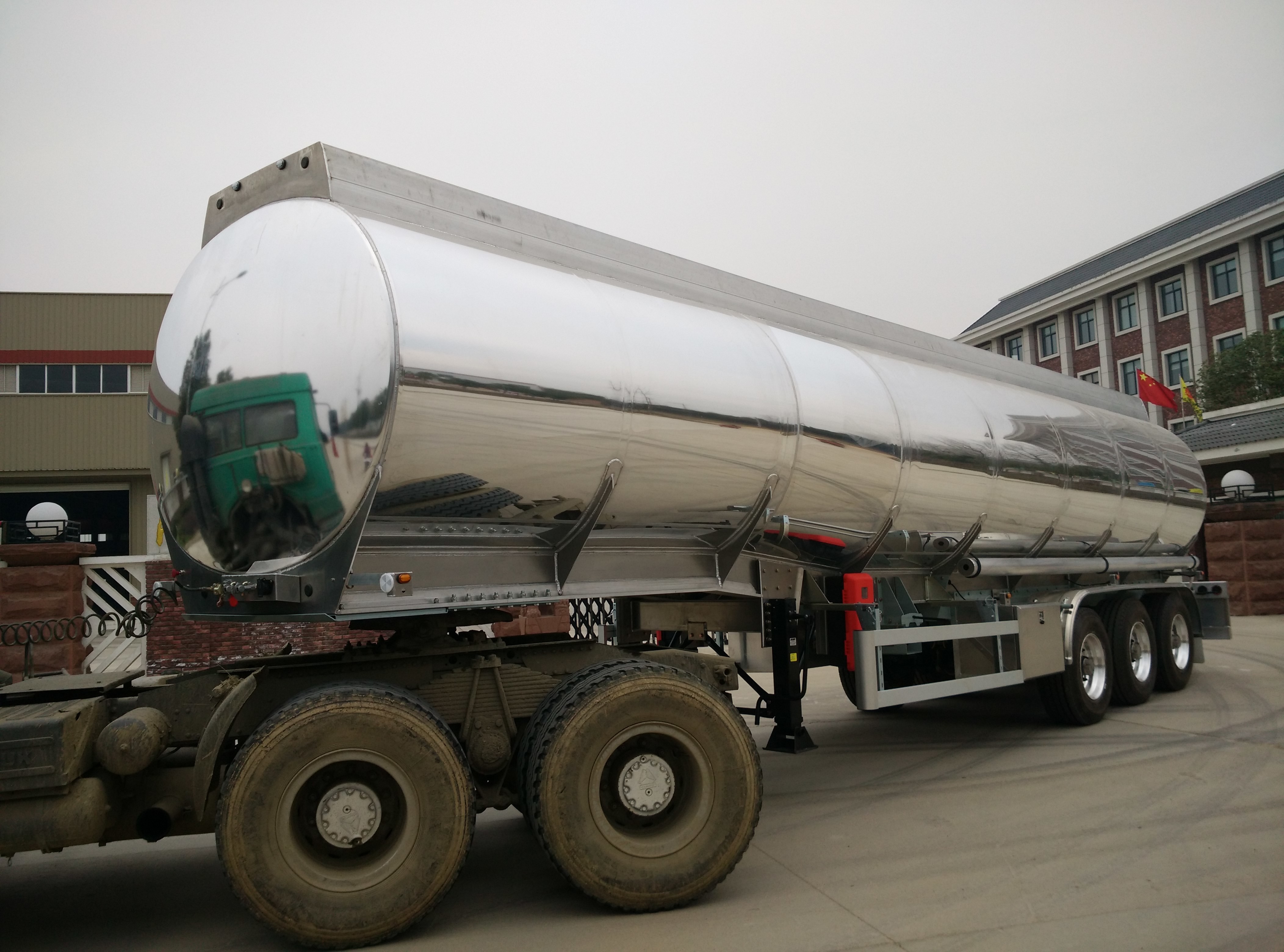 De réservoir de carburant remorque en aluminium semi 42000 litres avec l'axe de BPW et le poids 7500kg