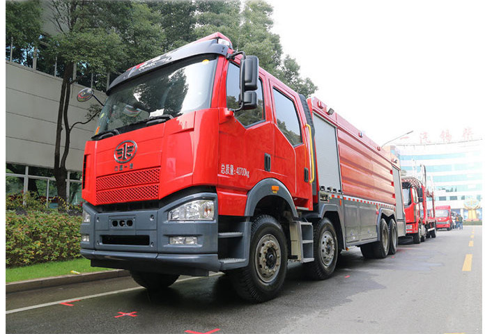 Camion de pompiers de FAW CA131 avec la poudre sèche de mousse de l'eau 8X4