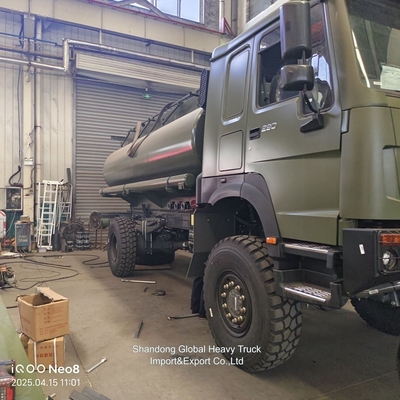 Tank de carburant pour le transport pétrolier HOWO camion-citerne à bas prixHOWO 4X4 camion-citerne à carburant