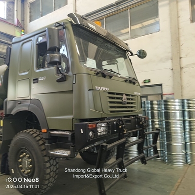 Tank de carburant pour le transport pétrolier HOWO camion-citerne à bas prixHOWO 4X4 camion-citerne à carburant