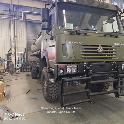 Tank de carburant pour le transport pétrolier HOWO camion-citerne à bas prixHOWO 4X4 camion-citerne à carburant