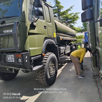 Tank de carburant pour le transport pétrolier HOWO camion-citerne à bas prixHOWO 4X4 camion-citerne à carburant
