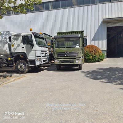 Sinotruk HOWO 4×2 Drive Cargo Truck avec moteur de 210 ch et camion de boîte en tôle ondulée en alliage d'aluminium
