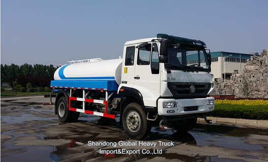 Sinotruk Cisterne à eau de 3000 litres Cisterne à aspersion pour le transport de l'eau et le nettoyage des routes