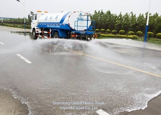 Sinotruk Cisterne à eau de 3000 litres Cisterne à aspersion pour le transport de l'eau et le nettoyage des routes