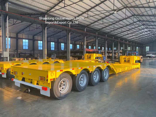 Semi-remorque à trois essieux bas pour le transport de matériel lourd