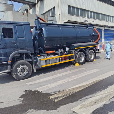 Camion d'aspiration des eaux usées sous vide HOWO 15CBM avec roue motrice 6*4 et décharge de basculement hydraulique pour le nettoyage des fosses septiques