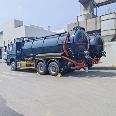 Camion d'aspiration des eaux usées sous vide HOWO 15CBM avec roue motrice 6*4 et décharge de basculement hydraulique pour le nettoyage des fosses septiques