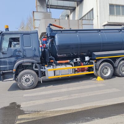 Camion d'aspiration des eaux usées sous vide HOWO 15CBM avec roue motrice 6*4 et décharge de basculement hydraulique pour le nettoyage des fosses septiques