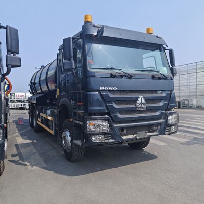 Camion d'aspiration des eaux usées HOWO 15CBM avec type d'entraînement 6 × 4 et puissance moteur 266HP pour le nettoyage des déchets municipaux et industriels