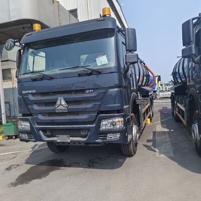 Camion d'aspiration des eaux usées HOWO 15CBM avec type d'entraînement 6 × 4 et puissance moteur 266HP pour le nettoyage des déchets municipaux et industriels