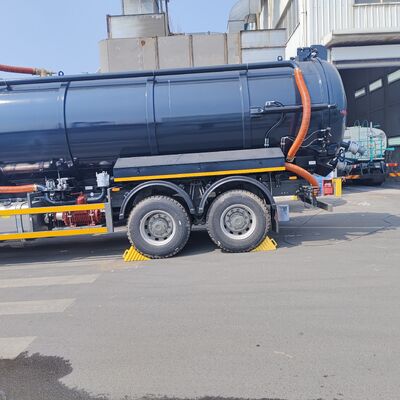 HOWO 15CBM Chariot d'aspiration sous vide pour les eaux usées avec 6×4 entraînement et moteur de 266 ch pour le nettoyage des déchets municipaux et industriels