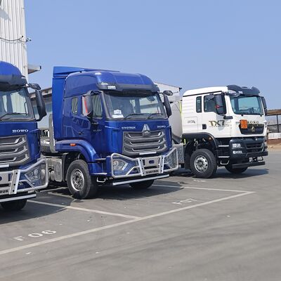 HOWO NX Camion tracteur à roue motrice 6×4 moteur diesel lourd et cabine couchée à toit élevé pour le transport minier et de marchandises longue distance