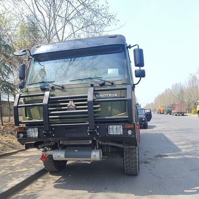 HOWO 8 × 8 60000L camion-citerne à carburant avec moteur 371HP pour le transport de carburant lourd