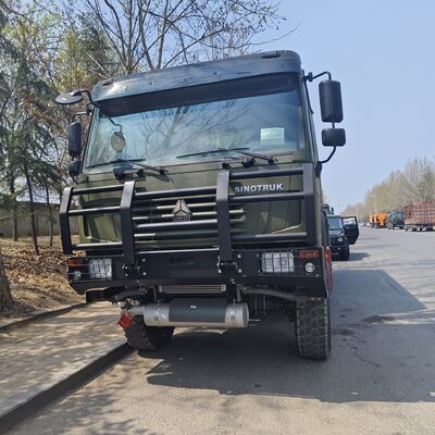 HOWO 8 × 8 60000L camion-citerne à carburant avec moteur 371HP pour le transport de carburant lourd