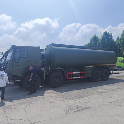 HOWO 8 × 8 60000L camion-citerne à carburant avec moteur 371HP pour le transport de carburant lourd