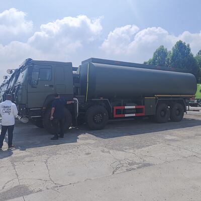 HOWO 8 × 8 60000L camion-citerne à carburant avec moteur 371HP pour le transport de carburant lourd