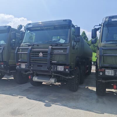 HOWO 8×8 camion-citerne de carburant de 50 000 litres avec moteur 371 ch et 8×8 traction intégrale pour le transport de carburant lourd