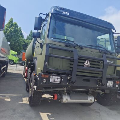 HOWO 8×8 camion-citerne de carburant de 45 000 litres avec moteur 371 ch et 8×8 traction intégrale pour le transport de carburant lourd