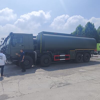 HOWO 8×8 camion-citerne de carburant de 45 000 litres avec moteur 371 ch et 8×8 traction intégrale pour le transport de carburant lourd