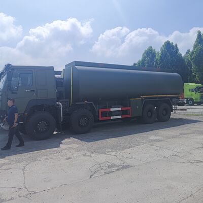 HOWO 8×8 camion-citerne de 40 000 L avec moteur de 371 ch et 8×8 traction intégrale pour le transport de carburant lourd