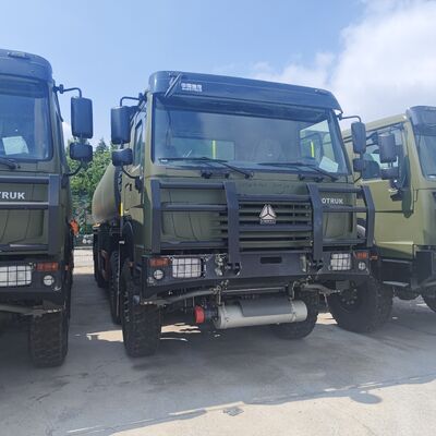 HOWO 8×8 camion-citerne de 40 000 L avec moteur de 371 ch et 8×8 traction intégrale pour le transport de carburant lourd