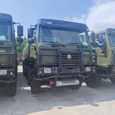 HOWO 8×8 camion-citerne de carburant de 45 000 litres avec moteur 371 ch et 8×8 traction intégrale pour le transport de carburant lourd