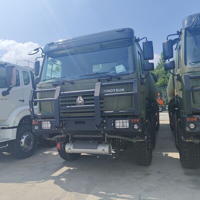 HOWO 8×8 camion-citerne de 40 000 L avec moteur de 371 ch et 8×8 traction intégrale pour le transport de carburant lourd