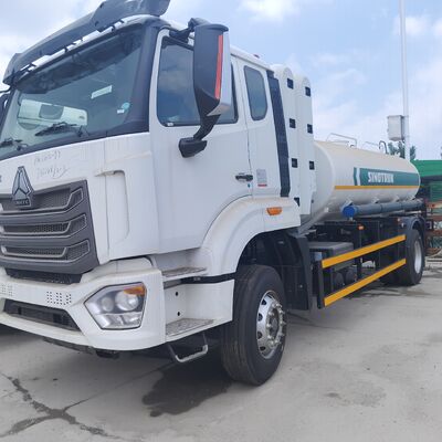 Camion-citerne de carburant HOWO NX 6×4 CNG avec moteur 400HP et charge utile 20T pour le transport diesel et essence