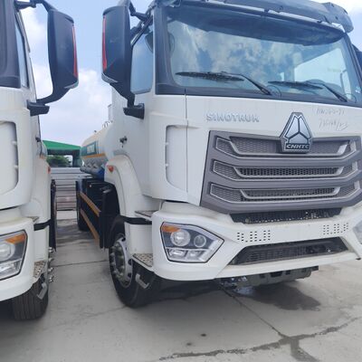 Camion-citerne de carburant HOWO NX 6×4 CNG avec moteur 400HP et charge utile 20T pour le transport diesel et essence