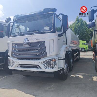 HOWO NX 8x4 30000L Camion réservoir de carburant Camion diesel lourd Bowser pour le transport de carburant au Kenya