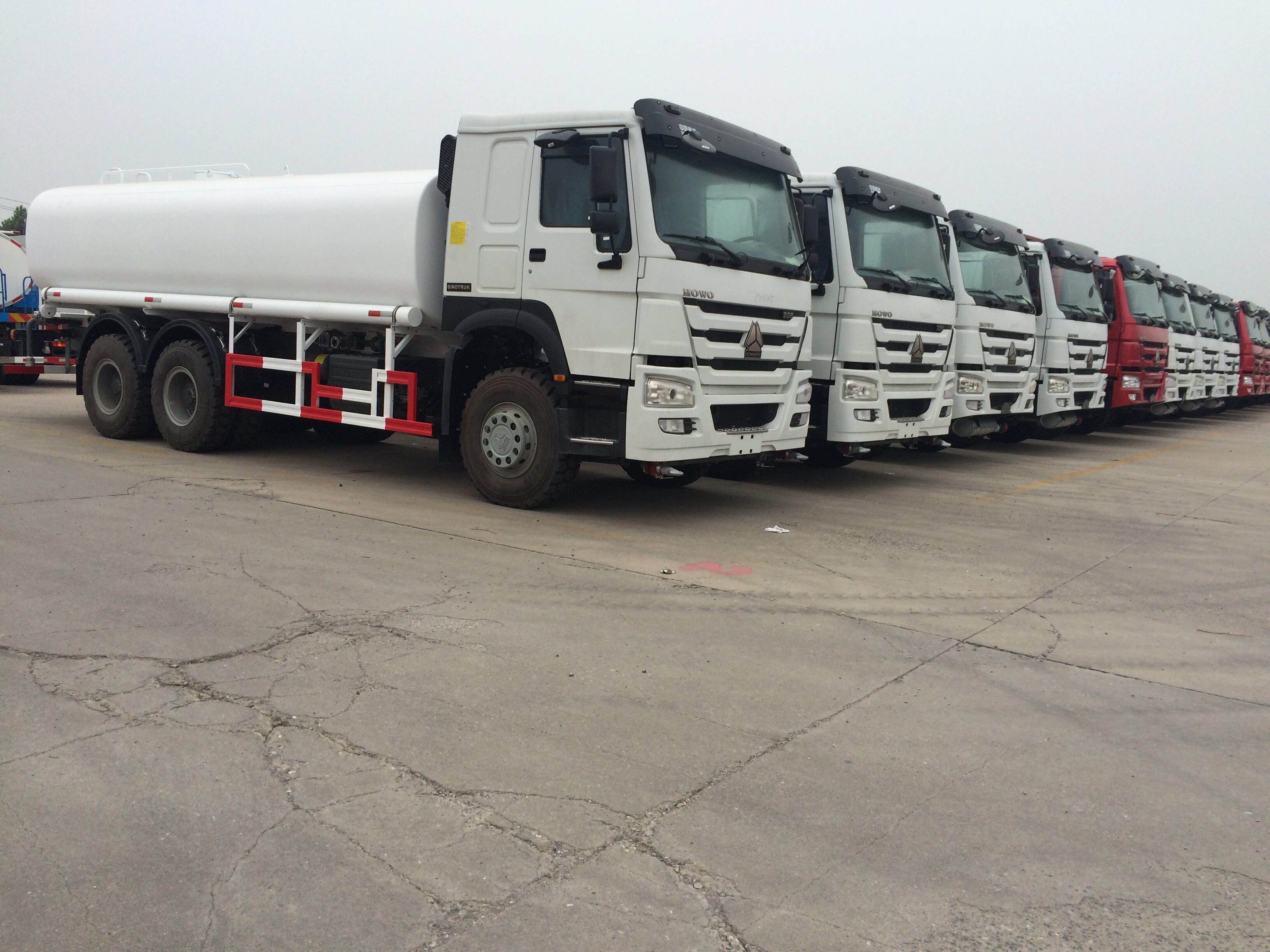 SINOTRUK HOWO 28000L RHD camion-citerne 8x4 6x4 conduite 12 pneus