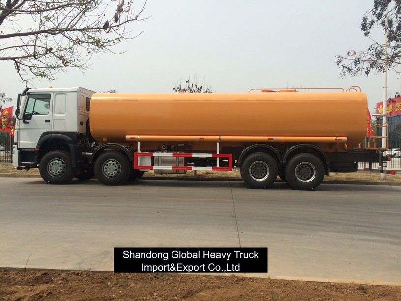 HOWO Camion de livraison d'eau Camion-citerne de marchandises Camion-citerne de carburant Camion-citerne