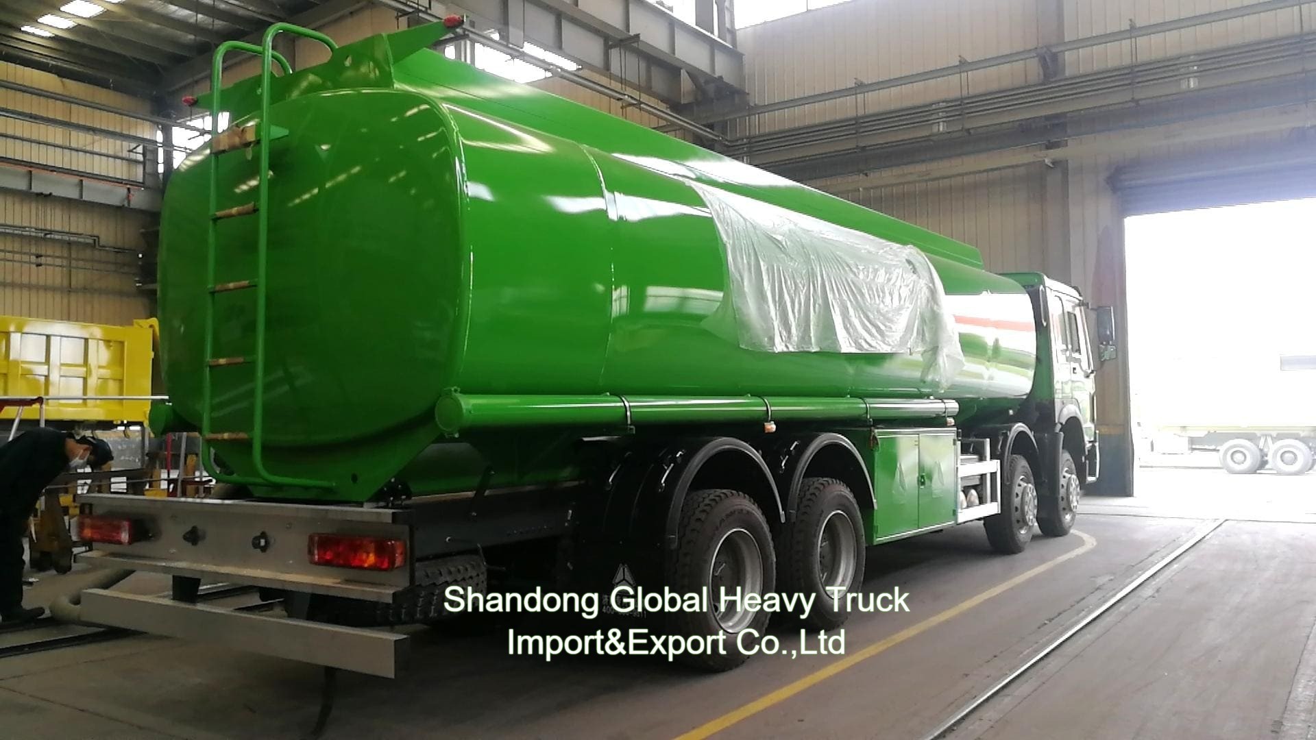 Sinotruk HOWO 8*4 Camion réservoir de carburant 12 roues Camion réservoir d'huile 30000L Camion distributeur