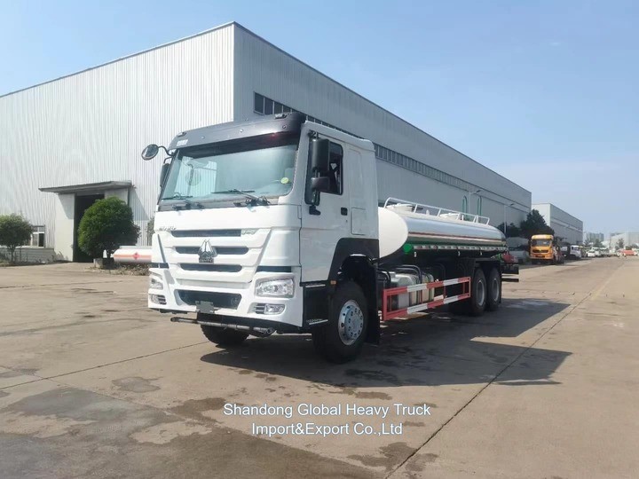Nouveau et d'occasion Shacman HOWO pétrole / carburant / réservoir d'eau camions-citernes à vendre