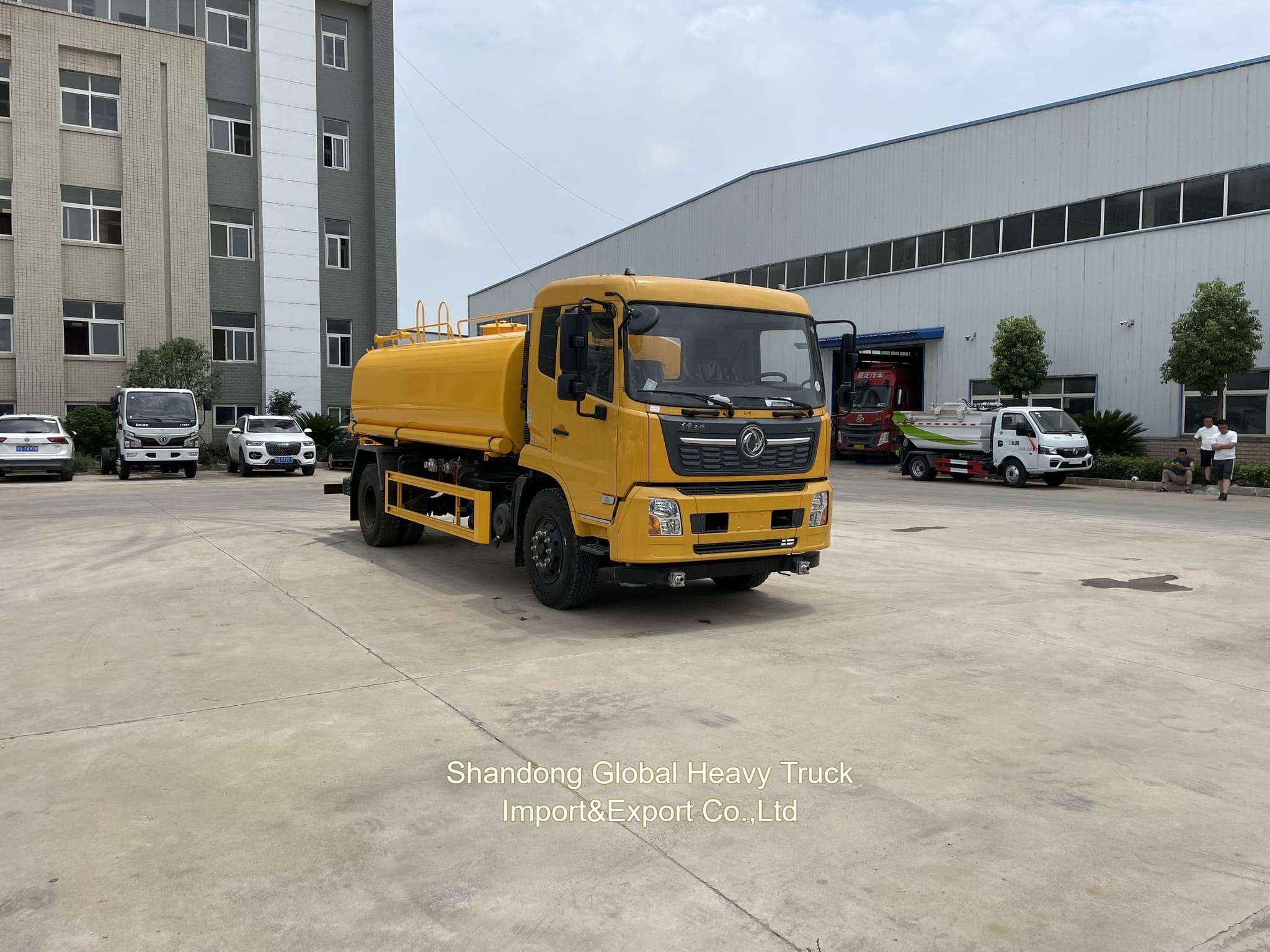 Chine Prix inférieur Poids lourd 10/12 roues Sprinkler Véhicule sanitaire 20000/30000litres