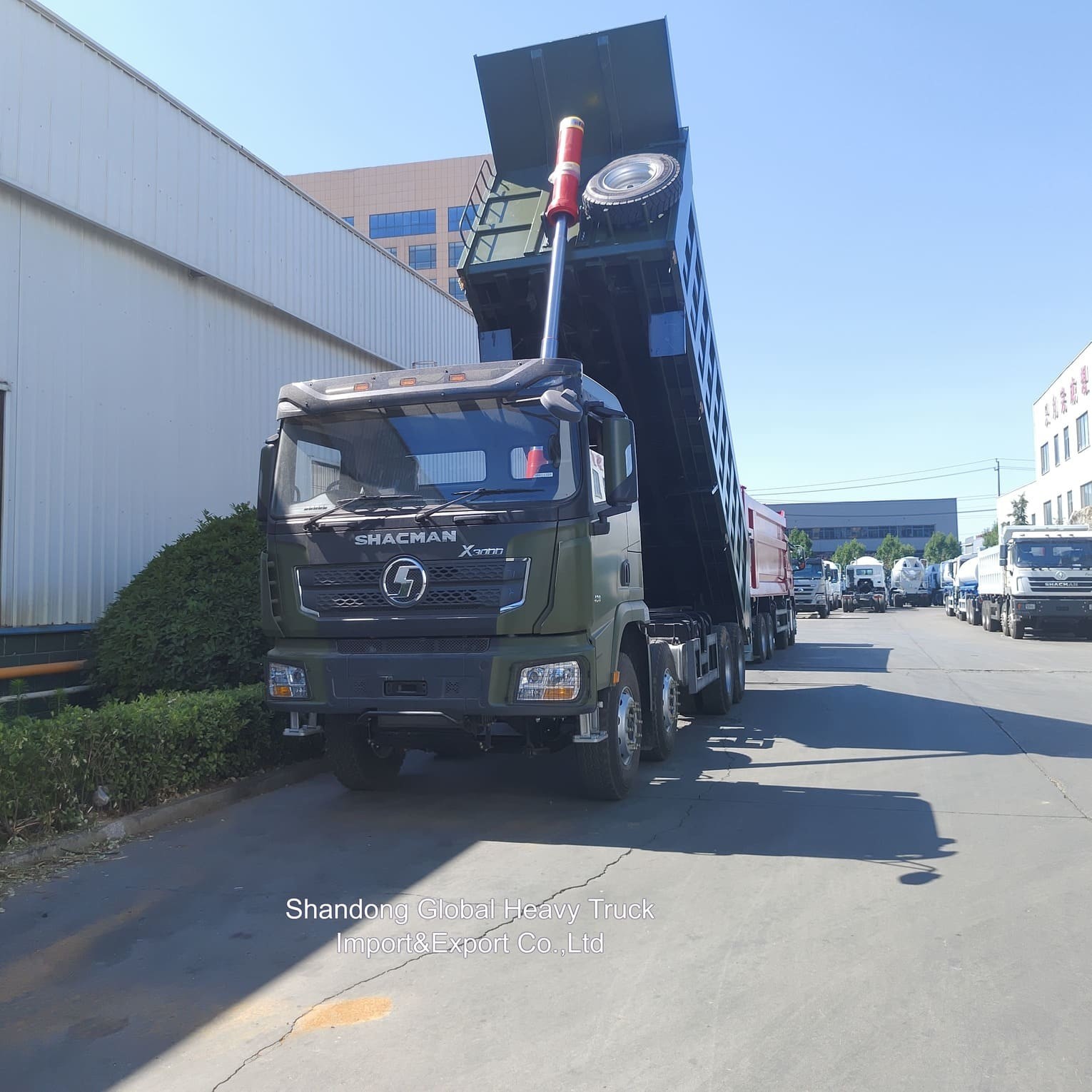 Shacman X3000 camion de décharges 8X4 roue motrice camion à rouleaux lourds avec une capacité de charge de 31 à 40 tonnes et moteur WEICHAI WP12 / WP13