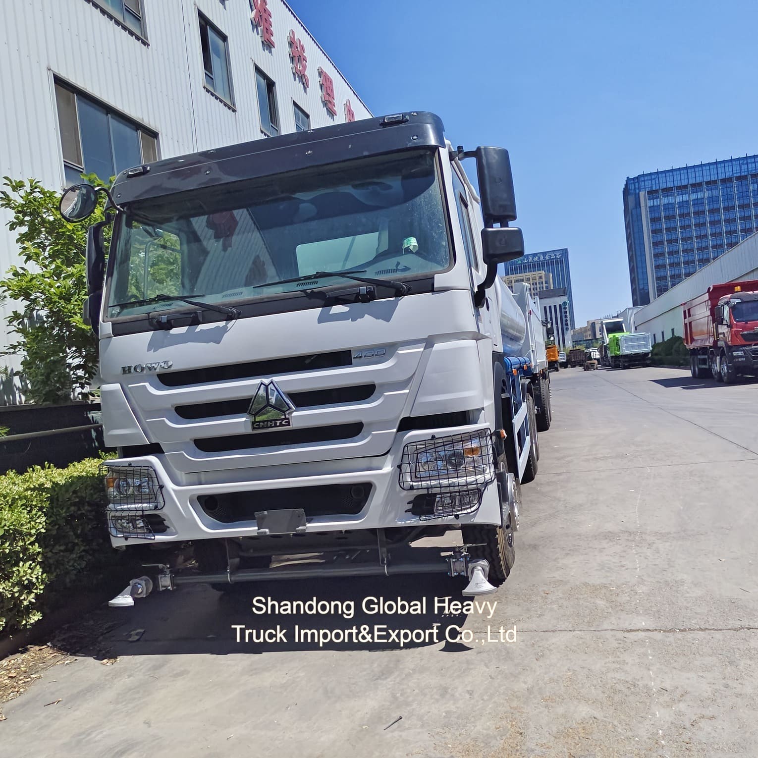 Camion-citerne de 8000L avec réservoir en acier au carbone et pompe auto-amorçante pour l'assainissement urbain