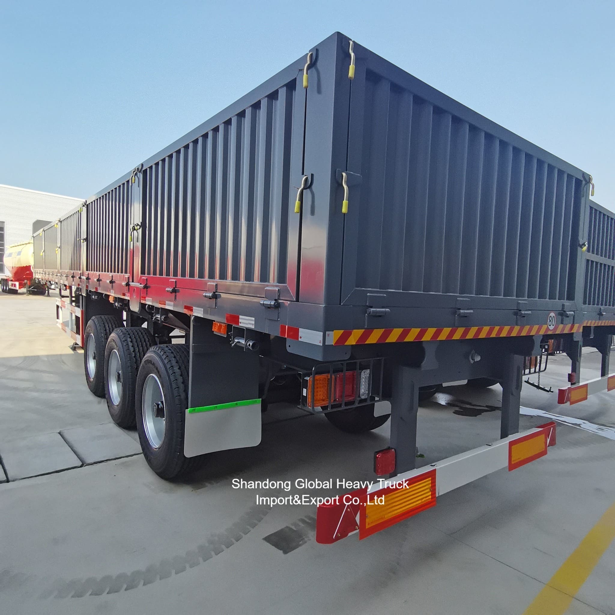 Semi-remorque à ridelles en acier à 3 essieux pour le transport de marchandises en vrac