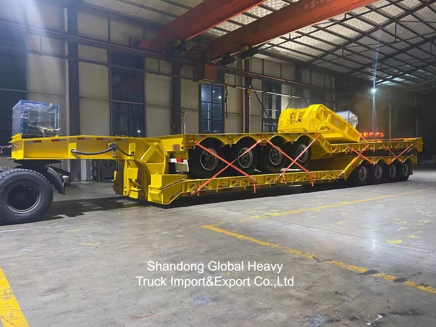 Semi-remorque à trois essieux bas pour le transport de matériel lourd