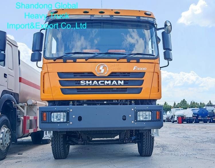 Camion benne robuste avec capacité de charge utile de 30 à 35 tonnes, réservoir de carburant de 400 litres et pneus 12.00R20