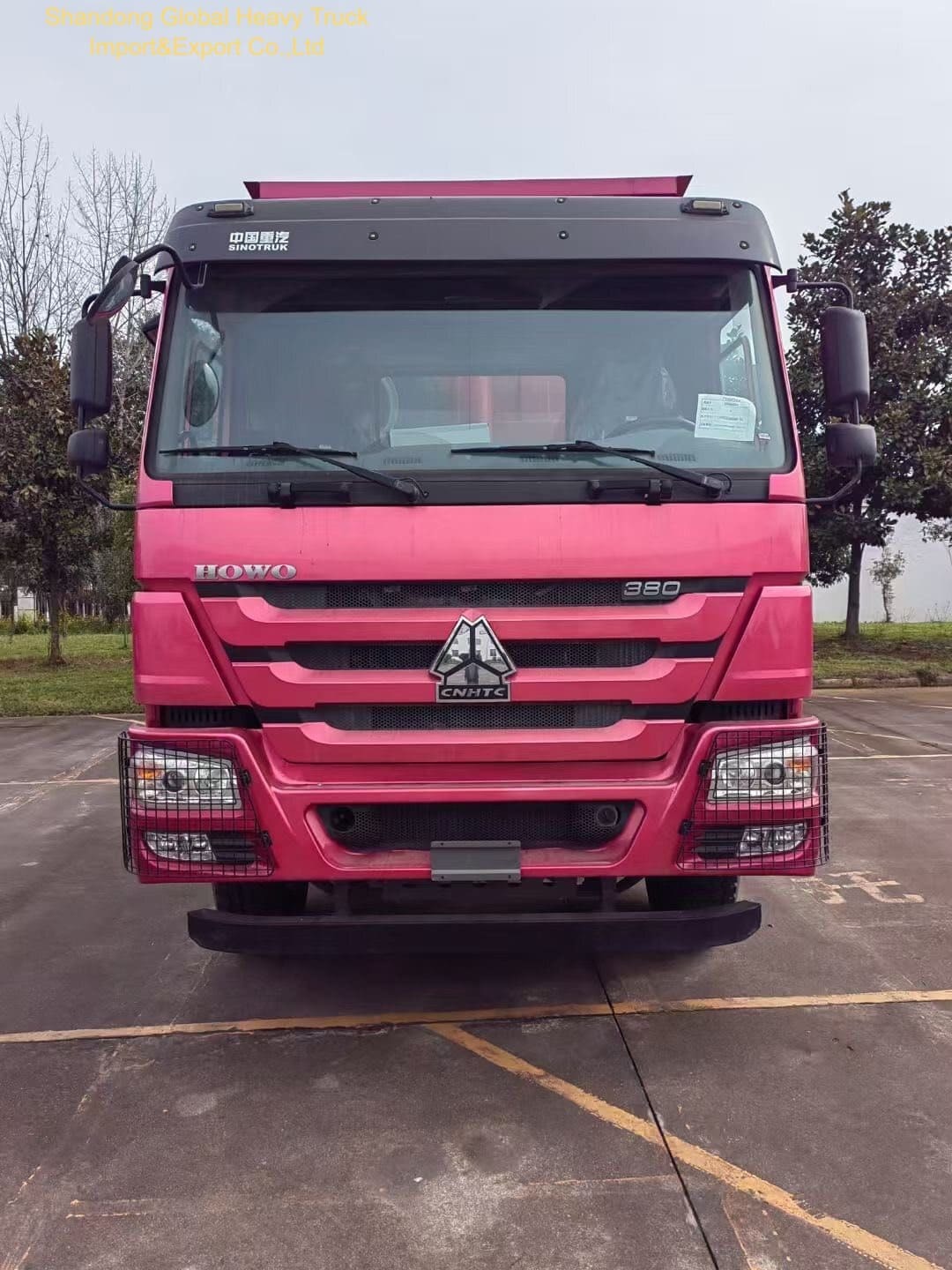 Camion benne HOWO robuste avec châssis en acier renforcé, benne en forme de U et système hydraulique de levage avant HYVA