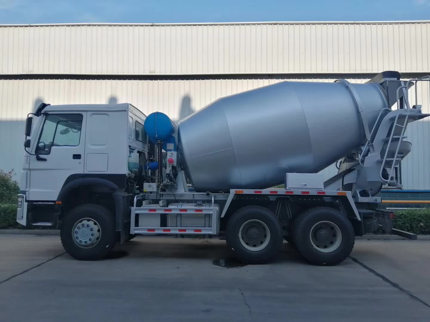 HOWO 6×4 Camion de mélangeur de béton de 12 m3 de capacité, moteur 371 ch, et tambour en acier résistant à l'usure de haute résistance