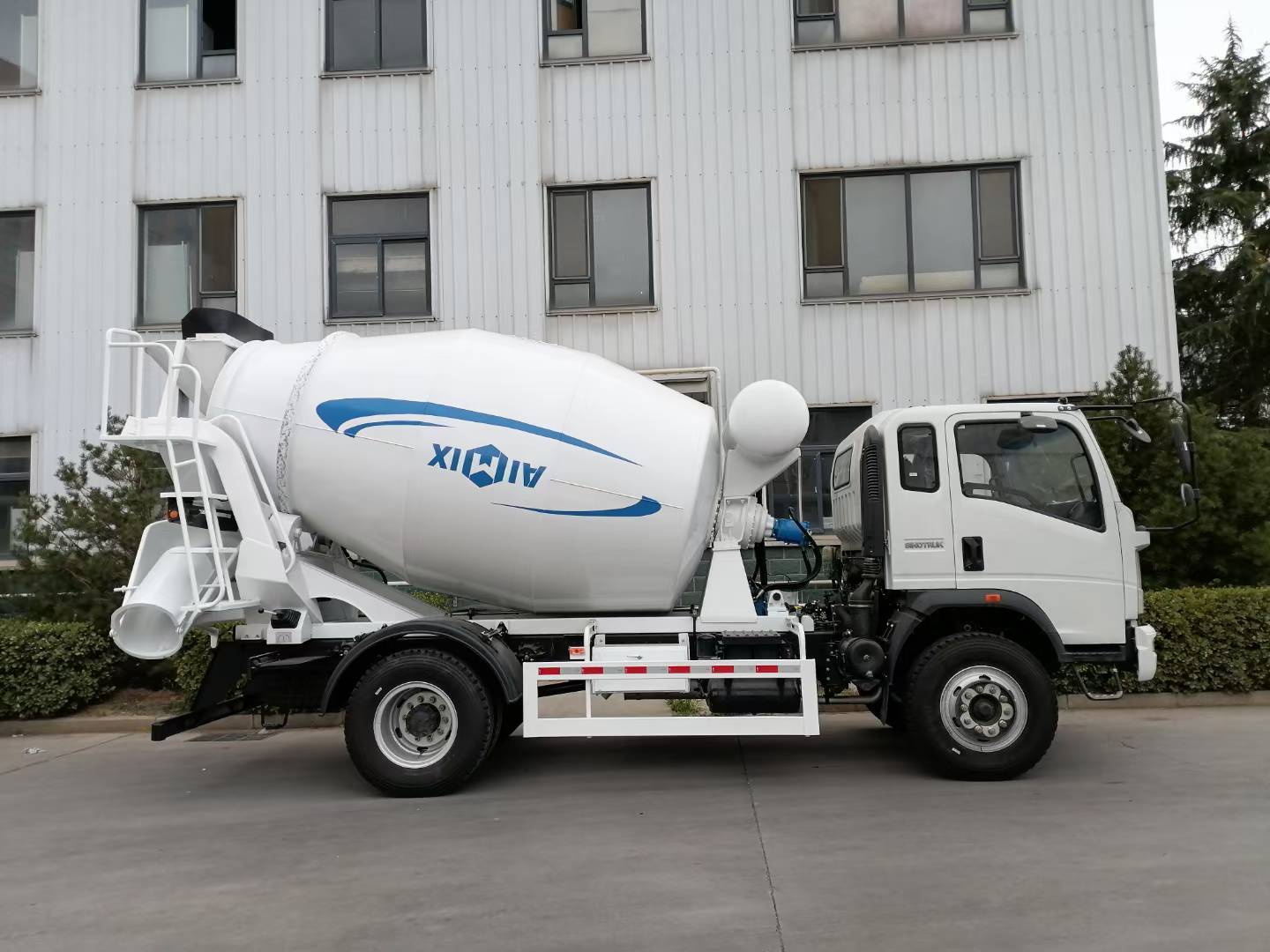 8m3 Capacity Concrete Mixer Truck with High-Strength Wear-Resistant Steel Drum and Sinotruk HOWO Chassis Il est équipé d'une batterie de béton et d'un châssis