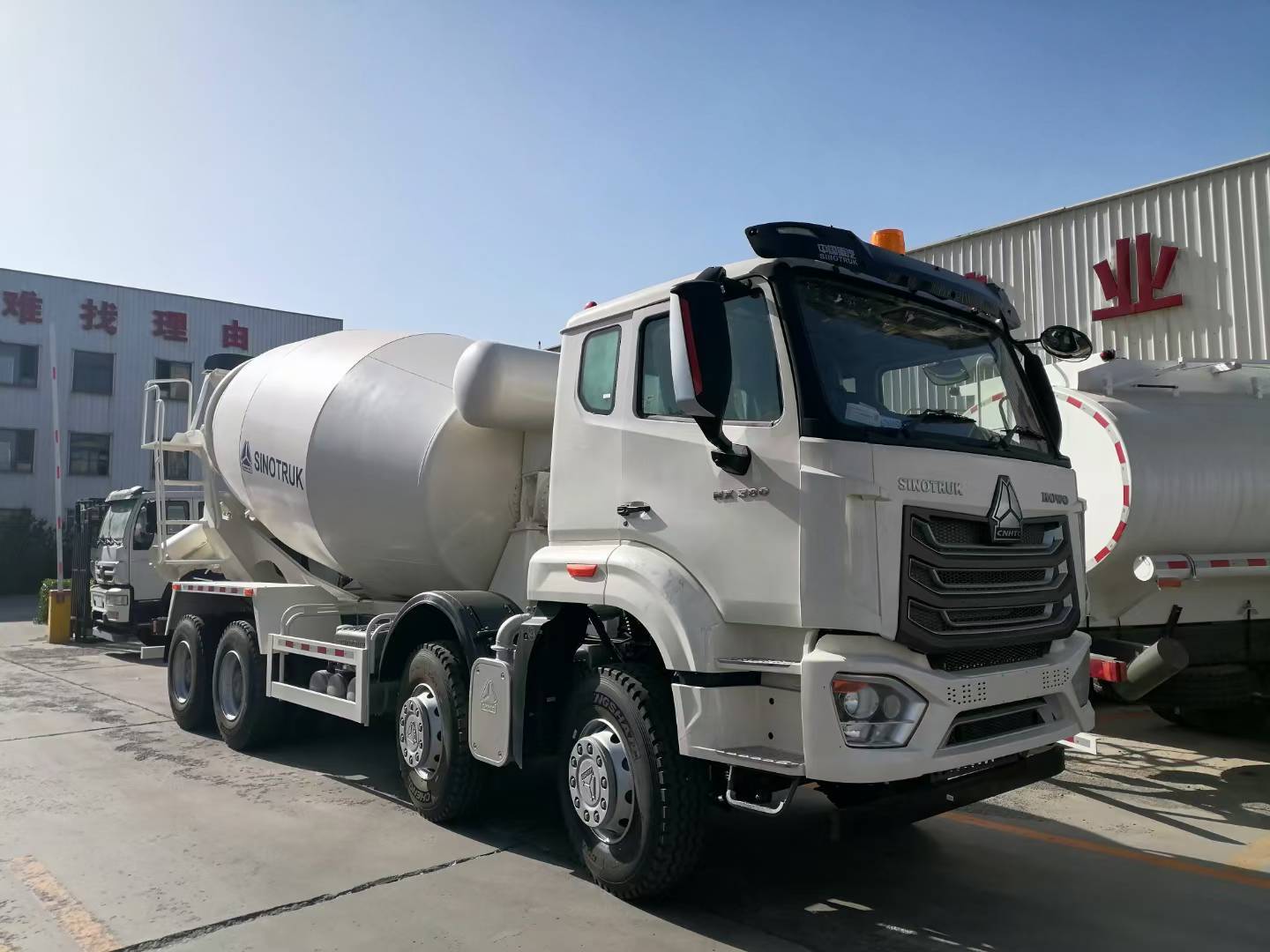 HOWO NX 6×4 Camion à béton avec moteur de 371 ch, réservoir de carburant de 300 l et pneus 12.00R20